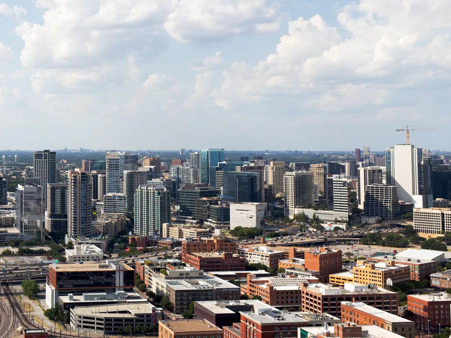 El horizonte de Uptown Dallas visto desde la Reunion Tower