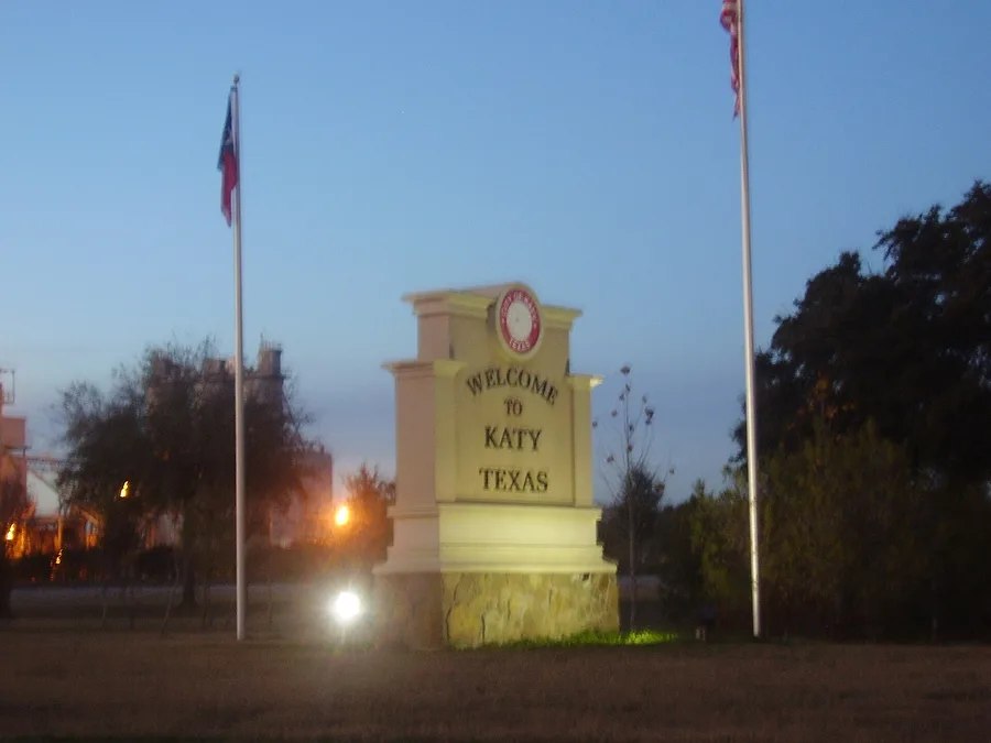 Letrero de bienvenida a Katy, Texas, al atardecer
