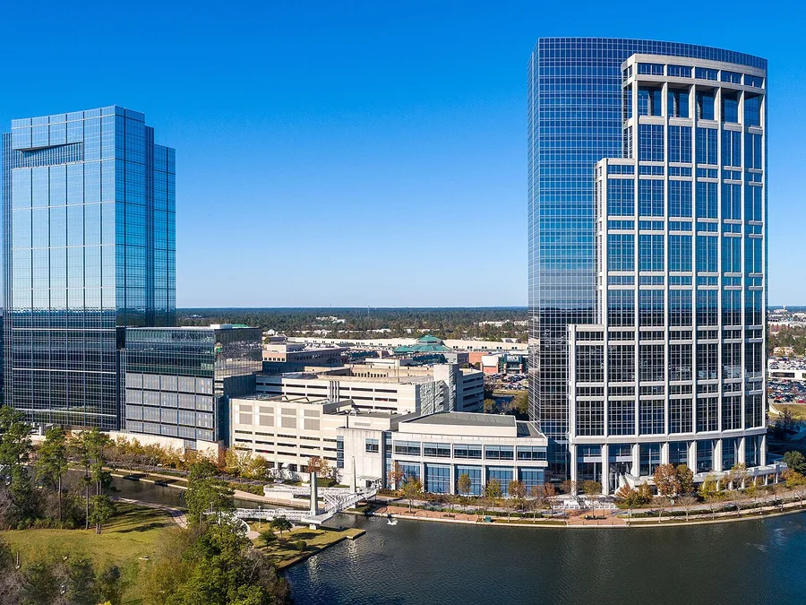 Torres de oficinas junto al Waterway de The Woodlands